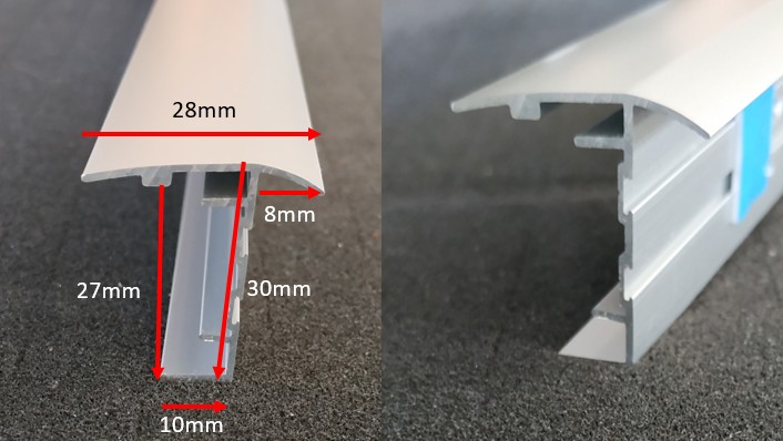 fixation par les coulisses (à coller ou à visser dans les parcloses)